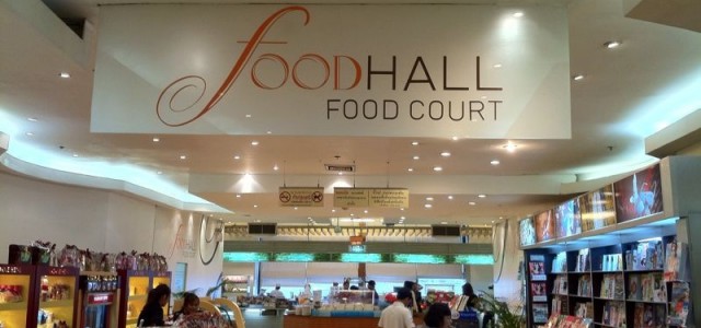 好多人認為，到曼谷食泰菜，一定要去知名食店，其實Food Court亦係一個好好選擇。 媲美香港時代廣場的Emporium 五樓的Food Hall ，排場與其他Food Court無兩樣，但食物質素相當高。 尤其青木瓜沙律及雞飯，更是不得 […]